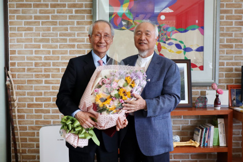 왼쪽부터 명예총장이 된 윤여준 전 환경부 장관, 이승헌 글로벌사이버대학교 총장