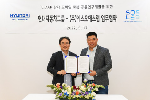 왼쪽부터 현대차그룹 로보틱스랩 현동진 상무와 에스오에스랩 정지성 대표이사가 업무협약식에서 기념 촬영을 하고 있다