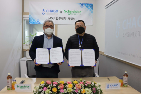 왼쪽부터 서상훈 슈나이더 일렉트릭 코리아 자동화 사업부 본부장과 김형규 차고엔지니어링 대표가 업무 협약을 맺고 기념촬영을 하고 있다