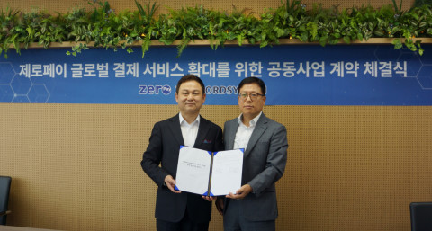 왼쪽부터 제로페이 글로벌 확대를 위한 공동 사업 계약을 체결하고 있는 장양호 로드시스템 대표, 이근주 한결원 원장