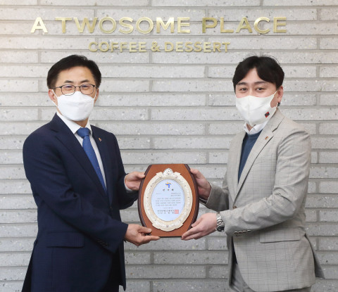 왼쪽부터 이재구 한국장애인고용공단 서울지역본부장과 정영욱 투썸플레이스 인사전략실 상무가 2022년 장애인고용촉진 유공자 이사장 표창 전달 후 기념촬영을 하고 있다
