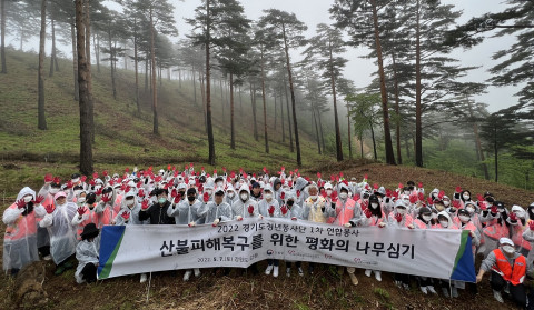 강원도 강릉시 성산면 어흘리 일대에 식재자원봉사 나선 자원봉사자들이 기념 촬영을 하고 있다