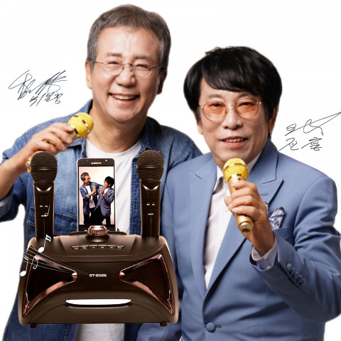 다기능 애니씽(Any Sing) 노래방 기기 전속 모델 가수 위일청과 가수 전철