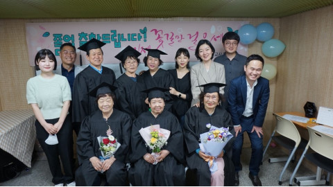 고등학교 검정고시를 합격한 강동야학 졸업생들이 교사들과 기념사진을 촬영하고 있다