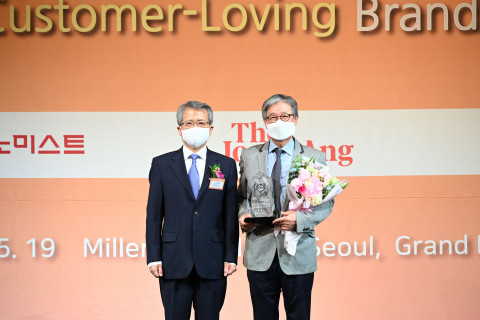 김동수 듀라셀 코리아 대표가 2022 고객사랑브랜드대상에서 건전지 부문 대상을 수상하고 기념촬영을 하고 있다