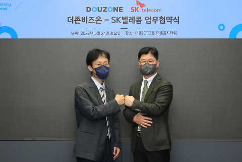 왼쪽부터 최낙훈 SKT 스마트팩토리CO담당과 지용구 더존비즈온 솔루션사업 부문 대표가 업무협약식에서 기념 촬영을 하고 있다