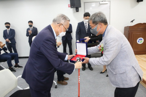 한국법무보호복지공단 최운식 이사장이 공단 제7대 안용석 이사장에게 감사패를 전달하고 있다