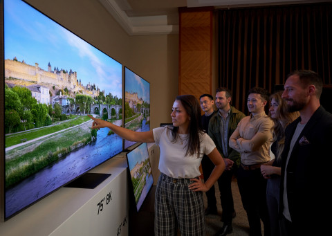 삼성전자 유럽 테크세미나에서 참석자들이 삼성전자의 2022년형 신제품 Neo QLED 8K를 살펴보고 있다