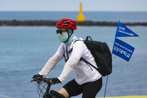 금강대학교 교학지원처장 정상교 교수가 제주도 자전거 일주를 하며 대학이 처한 현실을 알리며 이색 입학 홍보에 나서고 있다