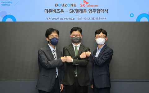 왼쪽부터 최낙훈 SKT 스마트팩토리CO 담당과 지용구 더존비즈온 솔루션사업부문 대표, 조정민 SK브로드밴드 커넥트인프라CO 담당이 업무 협약을 맺고 기념촬영을 하고 있다