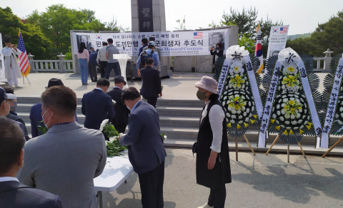 파주 임진각 망배단에서 열린 판문점도끼만행사건의 희생자 보니파스 소령과 배럿 대위에 대한 첫 민간 주도의 추도식에서 추도객들이 헌화하고 있다