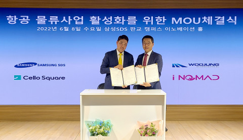 왼쪽부터 우정항공 임준석 대표와 삼성SDS 오구일 물류사업부장이 항공 물류사업 확대를 위한 MOU 체결식에서 기념 촬영을 하고 있다