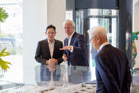 이재용 삼성전자 부회장이 네덜란드 에인트호번에 있는 ASML 본사에서 피터 베닝크(Peter Wennink) ASML CEO와 협력 방안을 논의하고 있다