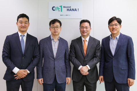 왼쪽부터 톰슨 로이터 유영진 영업부장, 하나은행 김원호 자금세탁방지부장, 톰슨 로이터 김준원 대표이사, 하나은행 박용진 자금세탁방지섹션 팀장이 기념 촬영을 하고 있다