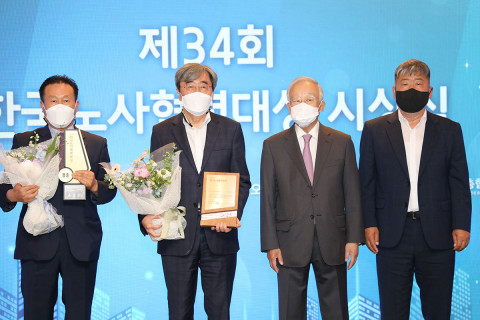 왼쪽부터 제34회 한국노사협력대상 시상식에서 중견·중소기업부문 대상을 수상한 유준식 샘표식품 노조위원장과 
박진선 샘표식품 대표이사가 손경식 경총 회장, 김동명 한국노총 위원장과