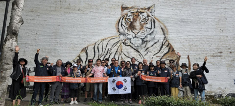 블라디보스토크에 있는 독립운동가 최재형 선생 기념관 앞에서 유라시아평화원정대가 기념 촬영을 하고 있다