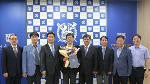 왼쪽부터 이홍래 AIP총동창회 사무총장, 김동규 공과대학 기획부학장, 강태진 AIP자문위원 명예교수, 홍재성 AIP총동창회장, 홍유석 공과대학 학장, 이종민 공과대학 교무부학장, 