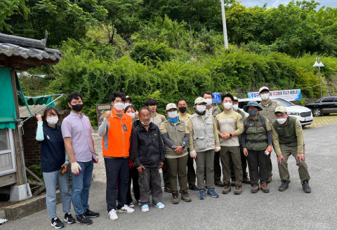 구례군장애인복지관이 국립공원관리공단 지리산 국립공원 전남 사무소와 백련 마을 주거 환경 개선 사업을 진행했다
