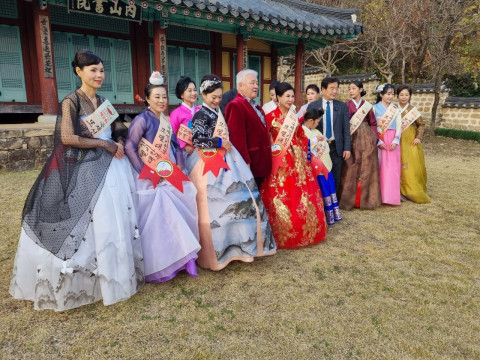 수은강항선생이 배향된 내산서원 배경으로 제2회 국제선비한복모델 수상자들이 기념 촬영을 하고 있다