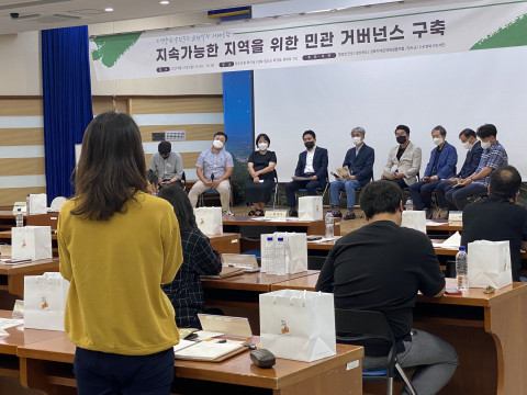 토론 현장에서 참석자와의 질의응답 시간을 갖고 있다