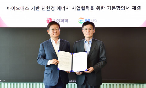 왼쪽부터 LG화학 노국래 석유화학사업본부장과 GS EPS 정찬수 대표이사가 바이오매스 기반 친환경 에너지 사업협력을 위한 기본합의서(HOA)를 체결하고 기념 촬영을 하고 있다