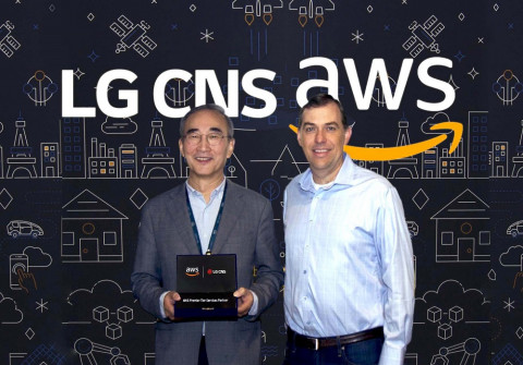 왼쪽부터 LG CNS 김영섭 사장과 AWS 맷 가먼(Matt Garman) 수석 부사장이 기념 촬영을 하고 있다