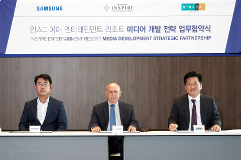 왼쪽부터 오치오 삼성전자 한국 총괄 부사장, 레이 피놀트(Ray Pineault) 모히건 대표, 류성택 현대퓨처넷 대표가 업무 협약식에서 기념 촬영을 하고 있다