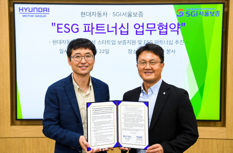 왼쪽부터 현대차 오픈이노베이션투자실장 황윤성 상무와 SGI 서울보증 전략기획본부장 온민우 상무가 업무협약식에서 기념촬영을 하고 있다