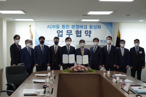 왼쪽 5번째부터 맹수석 대한상사중재원, 김진수 대한법률구조공단 이사장