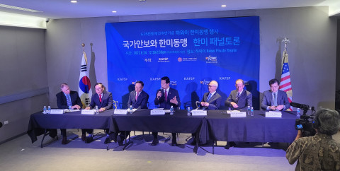‘국가안보와 한미동맹’ 패널토론에서 최병혁 전 한미연합사 부사령관이 한미동맹 강화방안에 대해 발표하고 있다. 왼쪽부터 그랜트 뉴셤 한국보수주의연합(KCPAC) 대표, 이상로 대한민