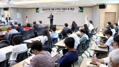 유동훈 충남연구원장이 개원 27주년 기념행사에서 기념사를 하고 있다