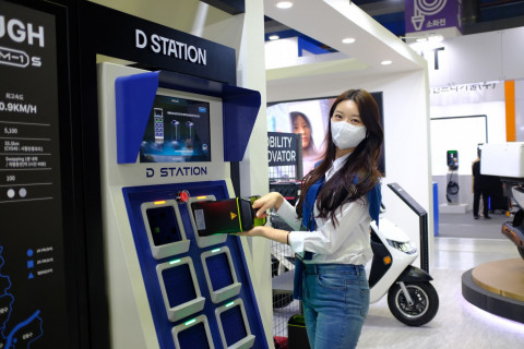 코엑스 전시회에서 시연 중인 D-STATION