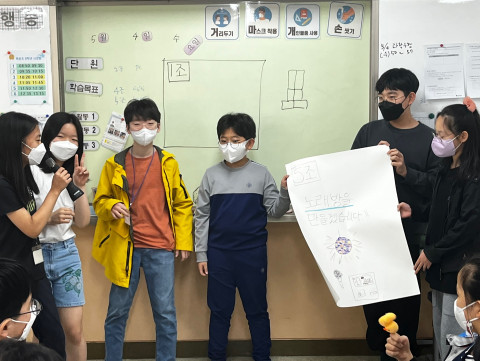 5월 4일 양천구 목운초등학교에서 ‘민주주의와 선거’를 주제로 한 교육에서 학생들이 조별로 학교에 제안하고 싶은 것을 발표하고 있다