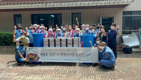 포스코 품질기술화학부가 광양시 중마장애인복지관에 재가 장애인을 위한 여름 김치를 전달했다