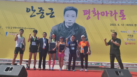 최관준 안중근평화재단청년아카데미 대표와 수상자들이 함께 기념 촬영을 하고 있다
