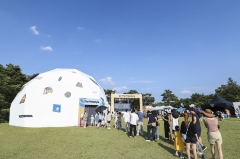 강원도 양양에서 진행된 ‘2022 고아웃 캠프’ 잔디광장 내 삼성 더 프리스타일 더 프리돔(The FreeDOME) 체험존 전경. 더 프리돔은 더 프리스타일 제품 디스플레이 공간부
