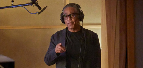 Sonos Voice Control용 음성을 녹음하고 있는 Giancarlo Esposito