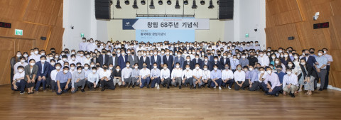 동국제강 임직원들이 68주년 창립기념식에서 단체 기념 촬영을 하고 있다