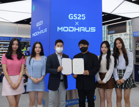 모드하우스 백광현 부대표(가운데 왼쪽)와 GS리테일 이정표 플랫폼BU 마케팅실장(가운데 오른쪽)이 업무협약을 맺고 걸그룹 tripleS 멤버들과 함께 기념 촬영을 하고 있다