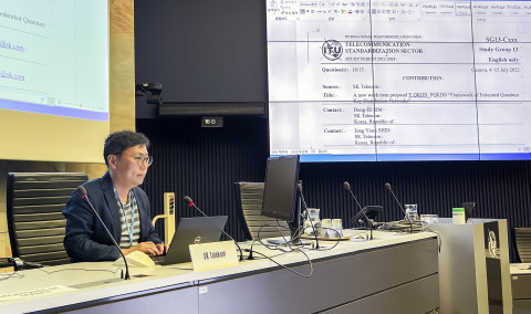 ITU-T SG (Study Group)13회의에 참석한 SK텔레콤 심동희 팀장이 표준화 과제를 제안하고 있다