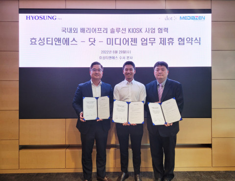 왼쪽부터 효성티앤에스 김건오 상무, 닷 성기광 대표, 미디어젠 고훈 대표가 비즈니스 협약서를 들고 있다