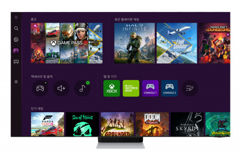 스트리밍 게임 플랫폼 연동 서비스인 ‘게이밍 허브’를 실행한 2022년형 삼성 Neo QLED 8K 화면