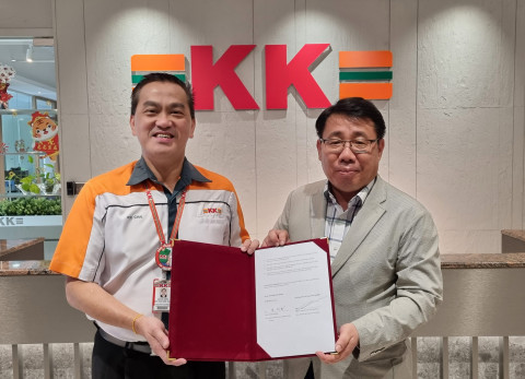 왼쪽부터 KK그룹 창립자 회장 Datuk Seri Dr. KK Chai와 GS리테일 편의점사업부장 정재형 전무가 업무협약을 체결하고 기념 촬영을 하고 있다