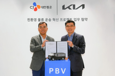 왼쪽부터 CJ대한통운 강신호 대표이사와 기아 송호성 사장이 업무 협약을 체결하고 기념 촬영을 하고 있다