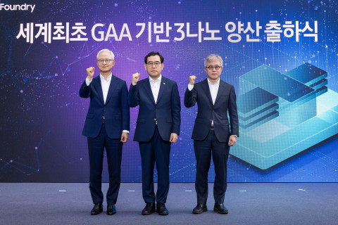왼쪽부터 삼성전자 경계현 대표이사, 산업통상자원부 이창양 장관, 삼성전자 파운드리사업부 최시영 사장이 출하식에서 기념 촬영을 하고 있다