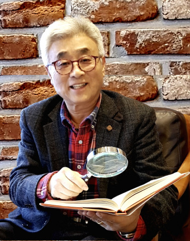 동서예향의 고문 정성수 작가