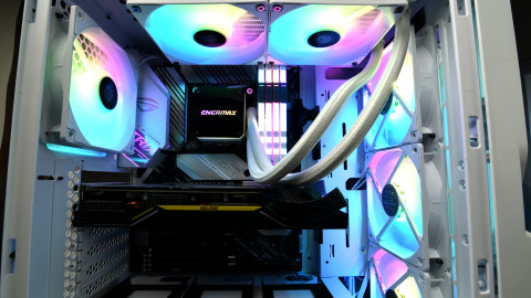 씨넥스존이 선보인 에너맥스 HF120 ARGB 쿨링팬