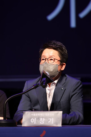 대학로극장 쿼드 개관 기자 간담회에서 서울문화재단 이창기 대표이사가 극장을 소개하고 있다