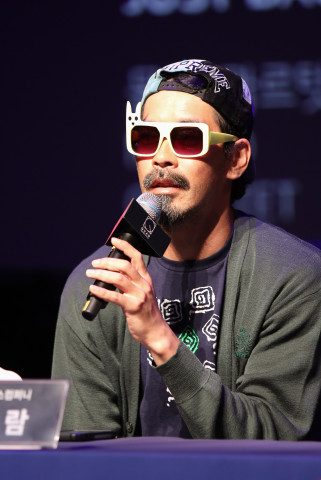 대학로극장 쿼드 개관 기자 간담회에서 앰비규어스댄스컴퍼니 김보람 예술감독이 개관 페스티벌에 참여하게 된 소감을 밝히고 있다