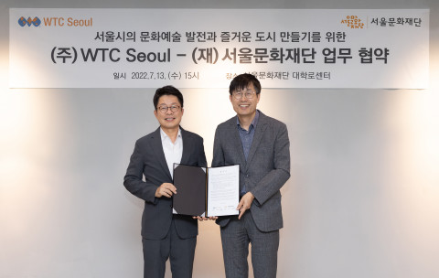 왼쪽부터 이창기 서울문화재단 대표이사와 최용민 WTC Seoul 대표이사가 업무 협약을 맺고 기념 촬영을 하고 있다